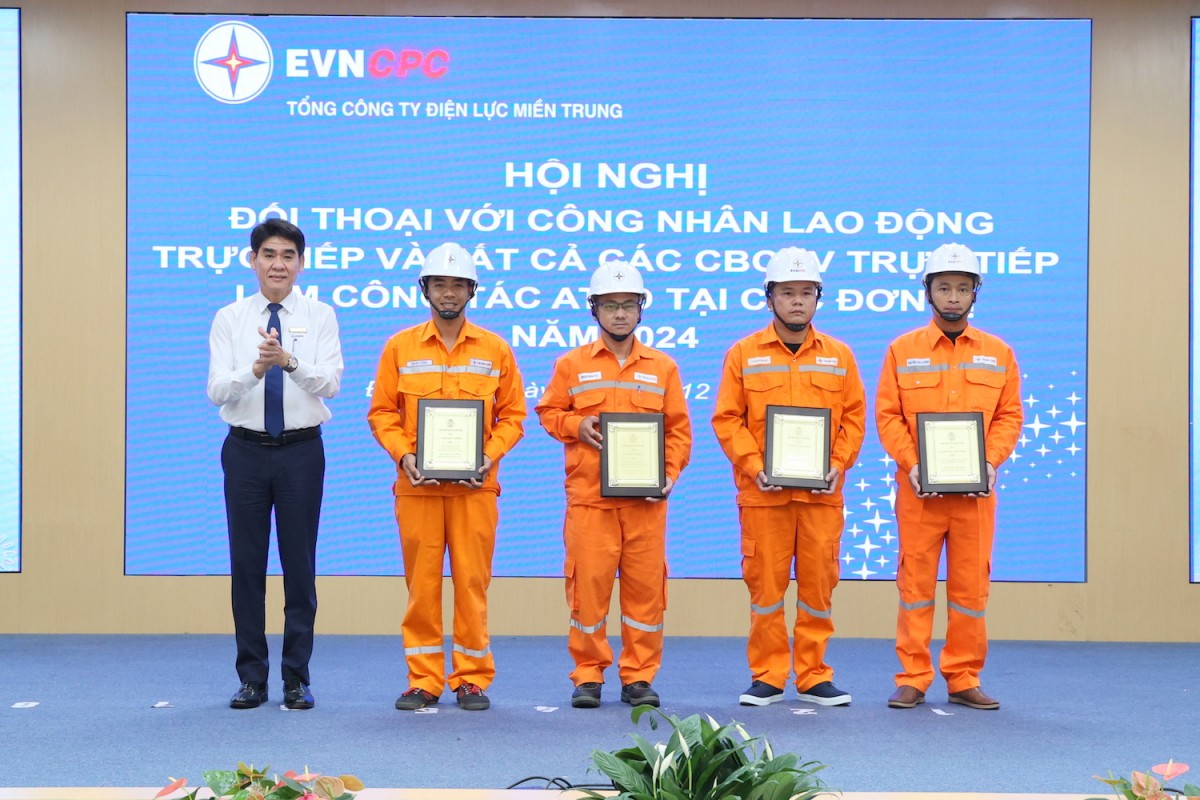 Ông Trần Đình Hà - Chủ tịch Công đoàn EVNCPC trao Biểu trưng của Công đoàn Điện lực Việt Nam cho 4 An toàn vệ sinh viên giỏi tiêu biểu của EVNCPC (Ảnh: Phương Nam)