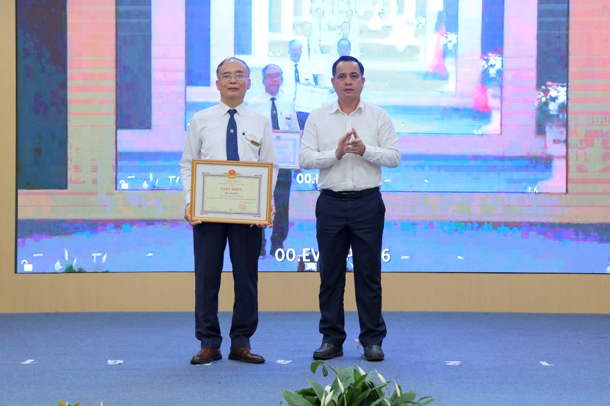 Chủ tịch HĐTV EVNCPC Nguyễn Thanh trao Giấy khen cho Ban An toàn (Ảnh: Phương Nam)