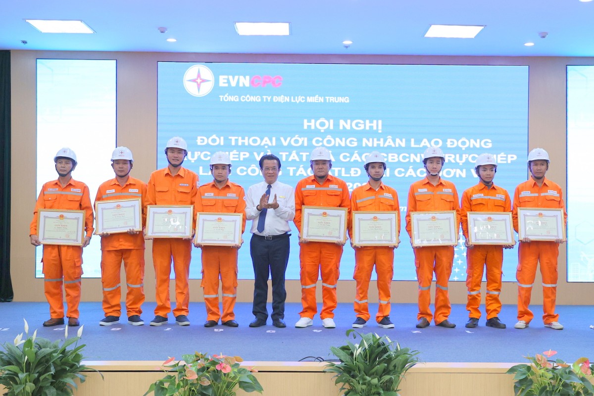 ổng giám đốc EVNCPC Ngô Tấn Cư trao Giấy khen cho 9 cá nhân xuất sắc (Ảnh: Phương Nam)