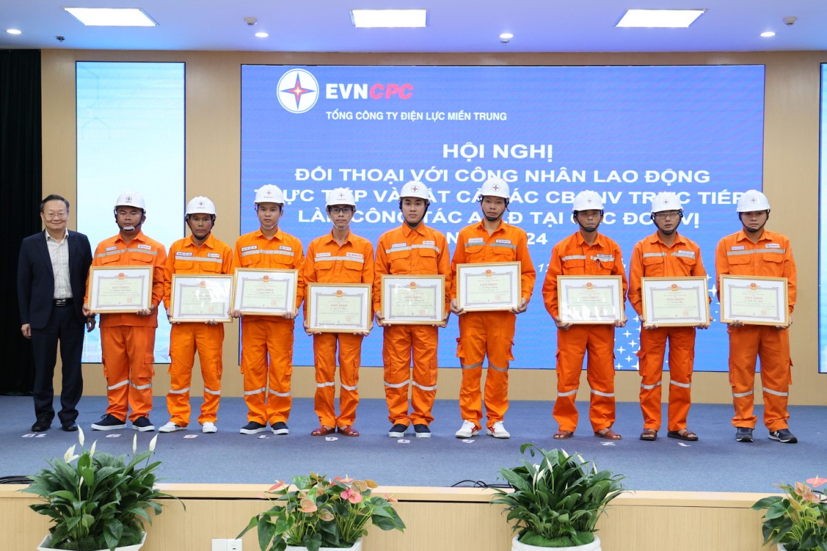 Ông Nguyễn Đức - Thành viên HĐTV EVNCPC trao Giấy khen EVNCPC cho các cá nhân xuất sắc (Ảnh: Phương Nam)