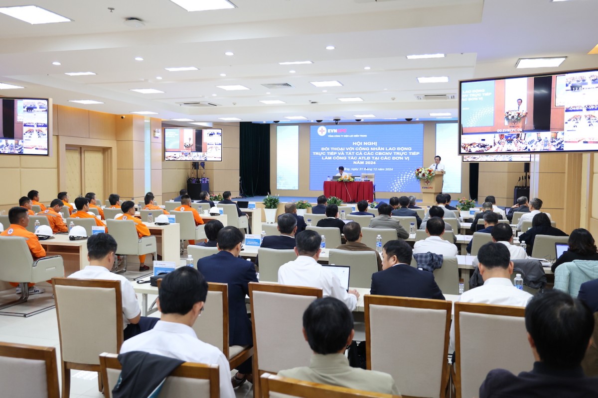 Lãnh đạo EVNCPC và các đại biểu tham dự Hội nghị đối thoại với người lao động về an toàn lao động (Ảnh: Phương Nam)