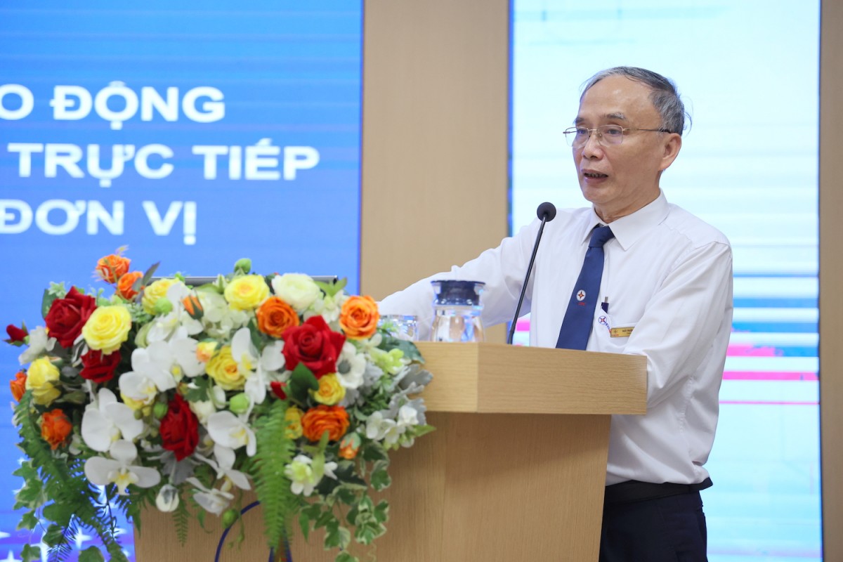 Ông Ngô Trường Thắng - Trưởng Ban An toàn EVNCPC trình bày báo cáo về công tác an toàn năm 2024, phương hướng năm 2025 (Ảnh: Phương Nam)