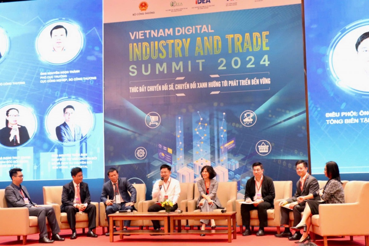 Các diễn giả thảo luận tại Diễn đàn Chuyển đổi số ngành Công Thương 2024: Thúc đẩy chuyển đổi số, chuyển đổi xanh hướng tới phát triển bền vững. Ảnh: Cục Thương mại điện tử và Kinh tế số Các diễn giả thảo luận tại Diễn đàn Chuyển đổi số ngành Công Thương 2024: Thúc đẩy chuyển đổi số, chuyển đổi xanh hướng tới phát triển bền vững. Ảnh: Cục Thương mại điện tử và Kinh tế số