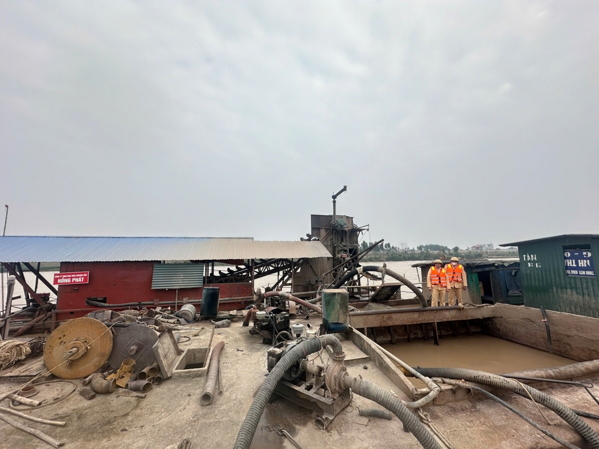 bắt giữ 12 phương tiện khai thác cát trái trái phép ngoài khu vực mỏ trên sông Lục Nam. Ảnh: Cục Cảnh sát giao thông bắt giữ 12 phương tiện khai thác cát trái trái phép ngoài khu vực mỏ trên sông Lục Nam. Ảnh: Cục Cảnh sát giao thông