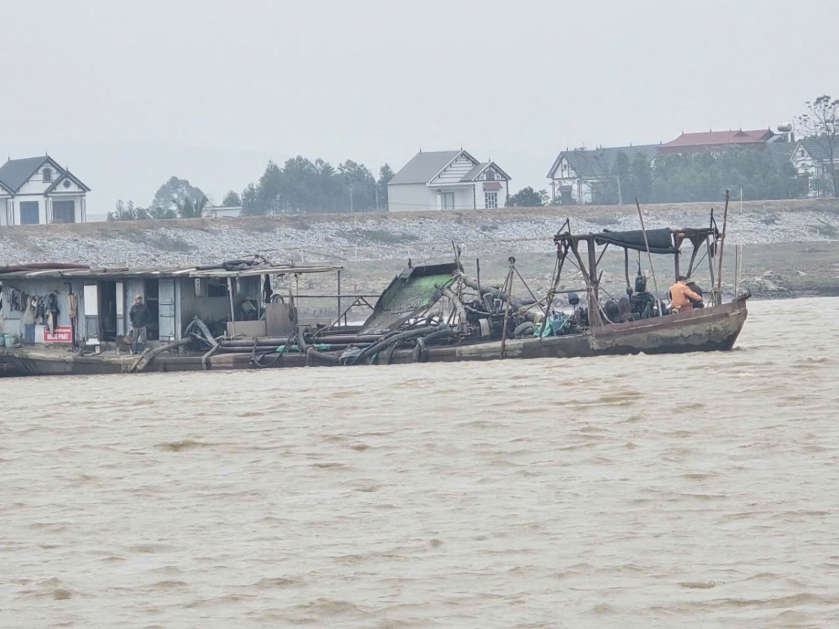 Phương tiện hút cát bị vây bắt. Ảnh: Cục Cảnh sát giao thông Phương tiện hút cát bị vây bắt. Ảnh: Cục Cảnh sát giao thông