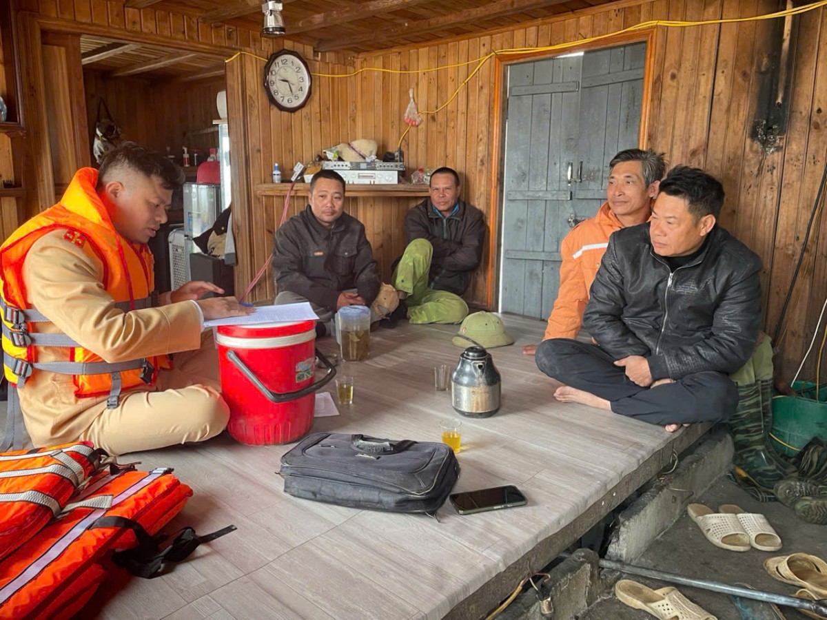 Những người trên các phương tiện này cũng không xuất trình được giấy phép khai thác cát do cơ quan có thẩm quyền cấp Những người trên các phương tiện này cũng không xuất trình được giấy phép khai thác cát do cơ quan có thẩm quyền cấp