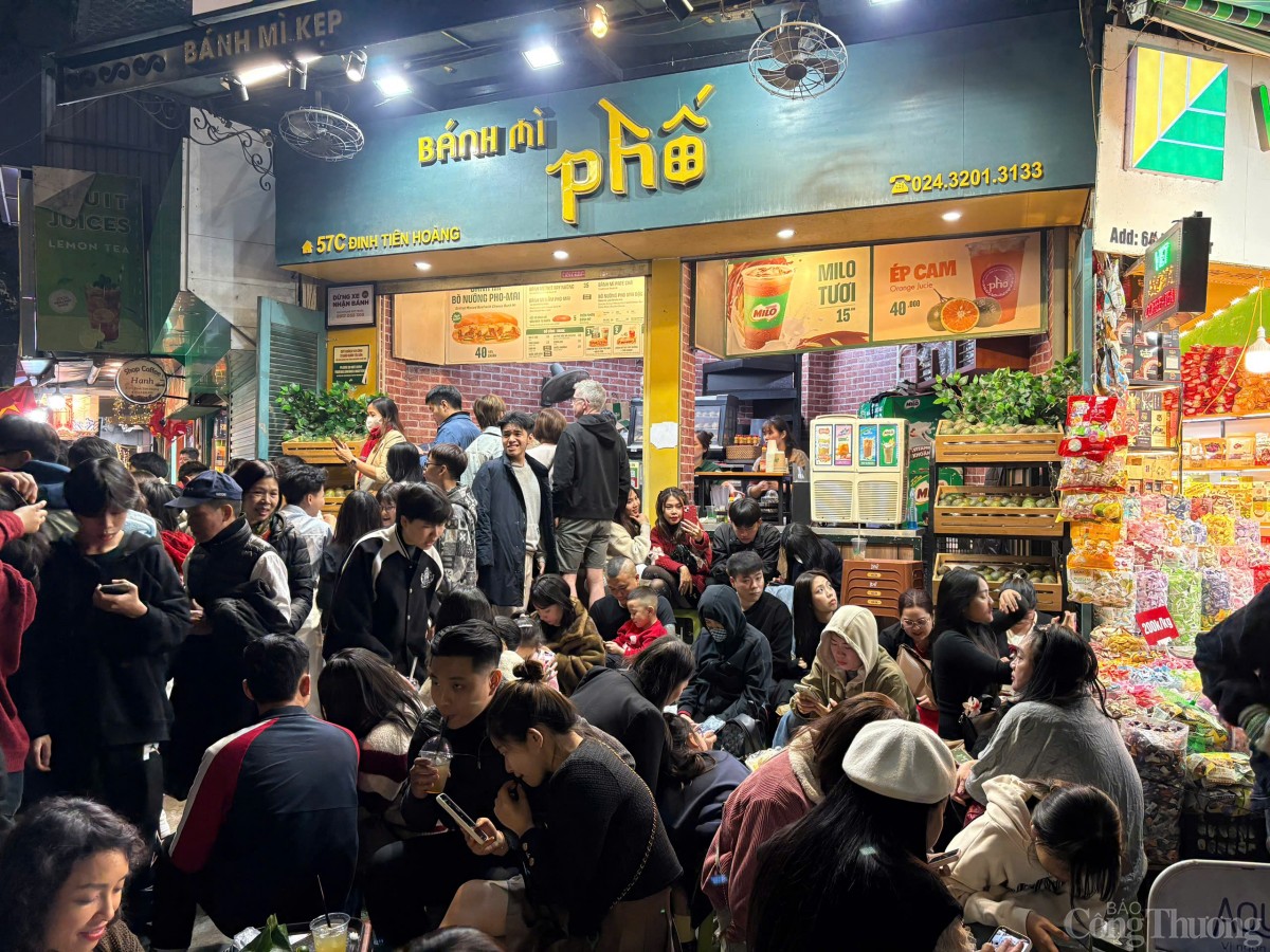 Người dân nêm chặt các điểm bắn pháo hoa đón năm mới