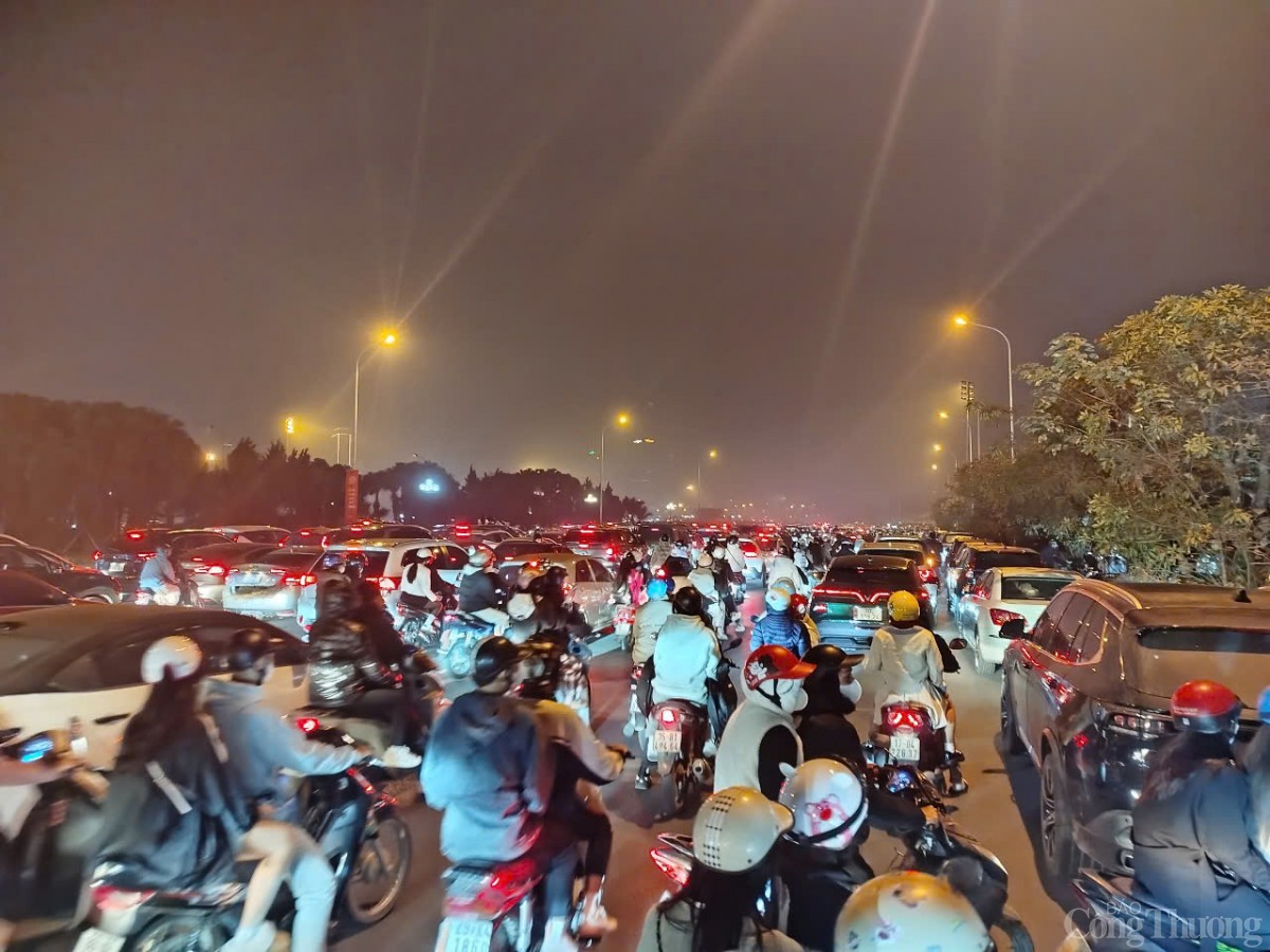 Người dân nêm chặt các điểm bắn pháo hoa đón năm mới