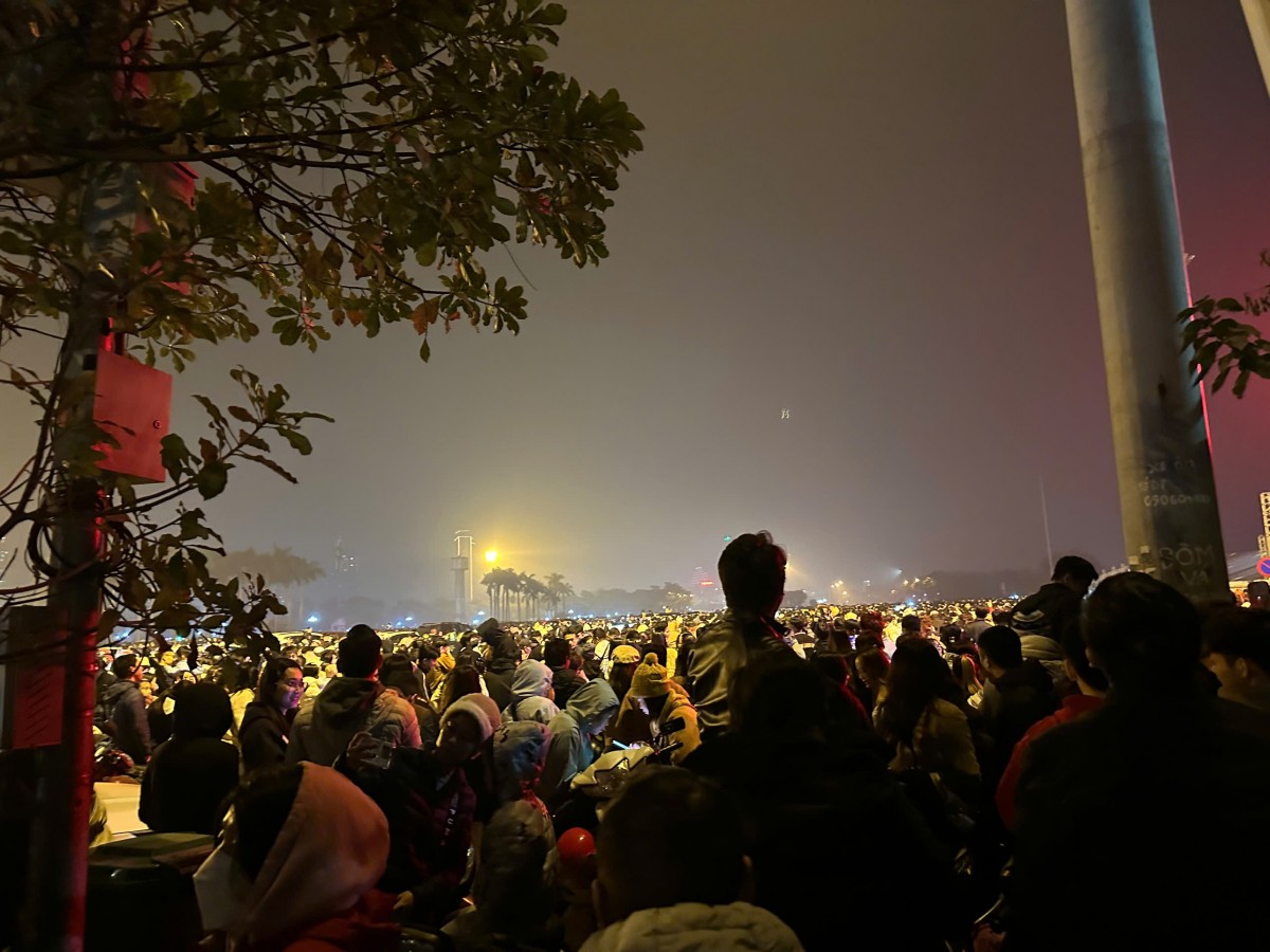 Người dân nêm chặt các điểm bắn pháo hoa đón năm mới