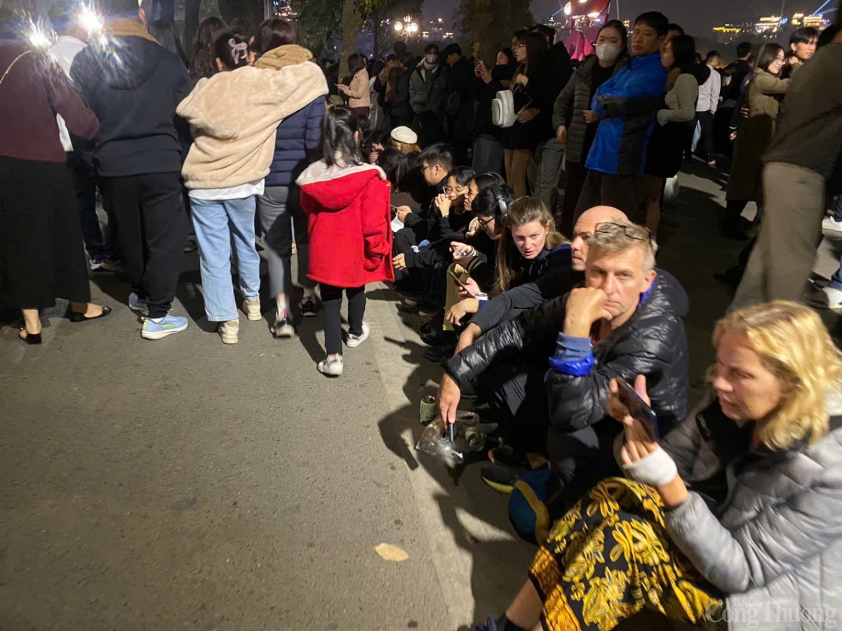 Người dân nêm chặt các điểm bắn pháo hoa đón năm mới