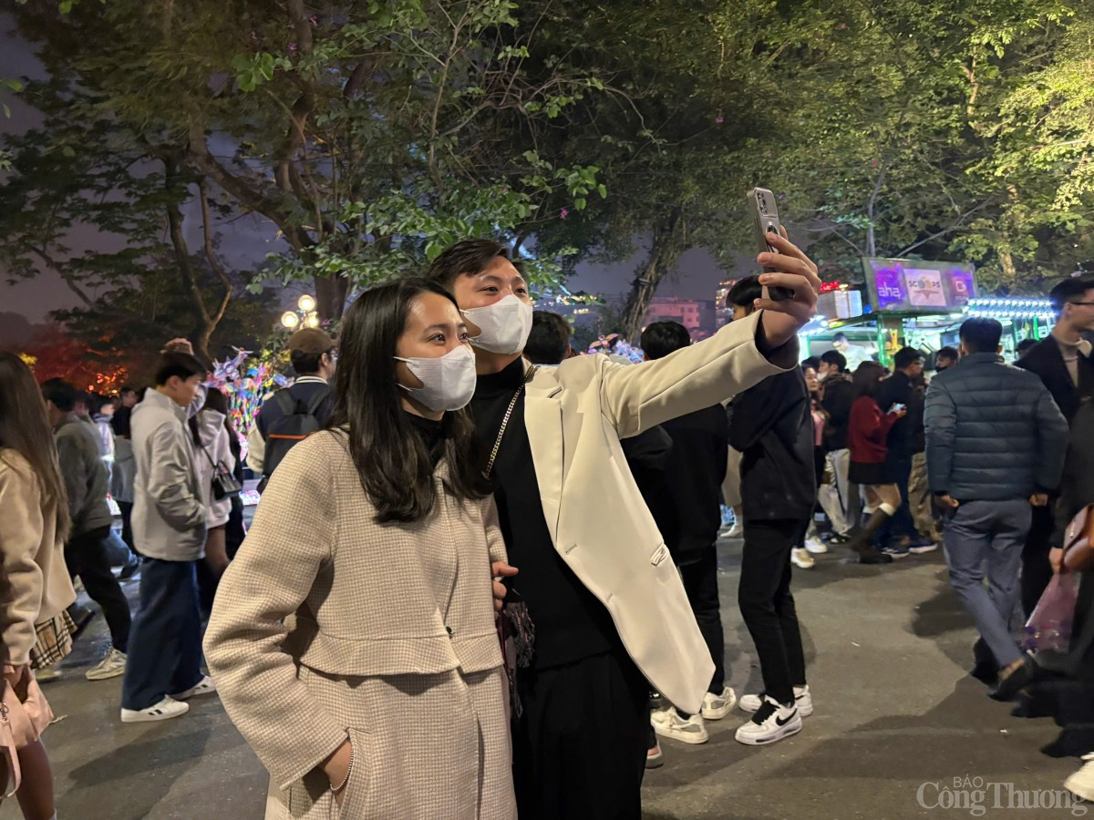 Người dân nêm chặt các điểm bắn pháo hoa đón năm mới