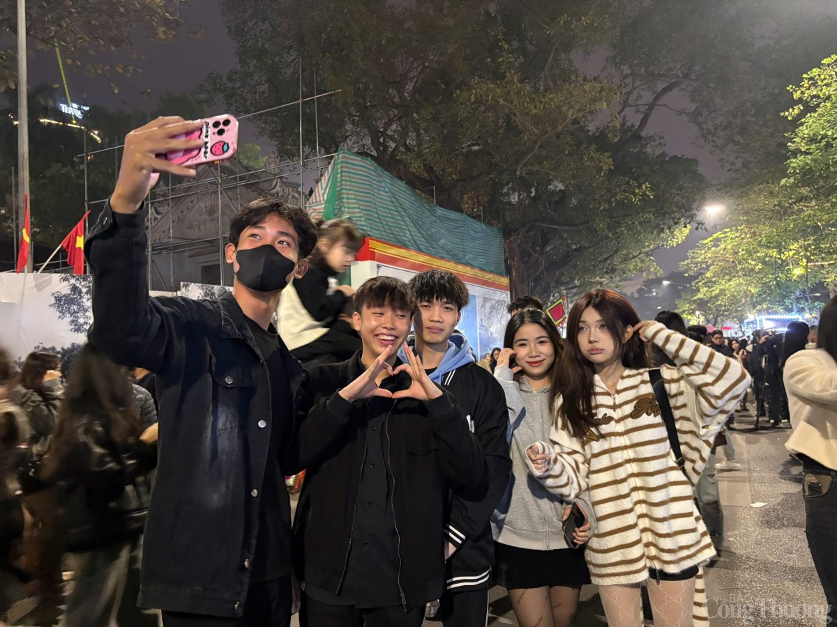 Người dân nêm chặt các điểm bắn pháo hoa đón năm mới