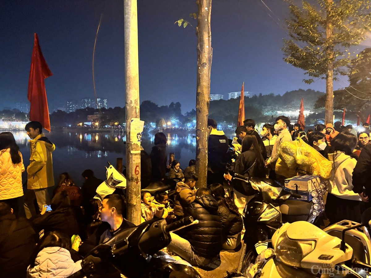 Người dân nêm chặt các điểm bắn pháo hoa đón năm mới