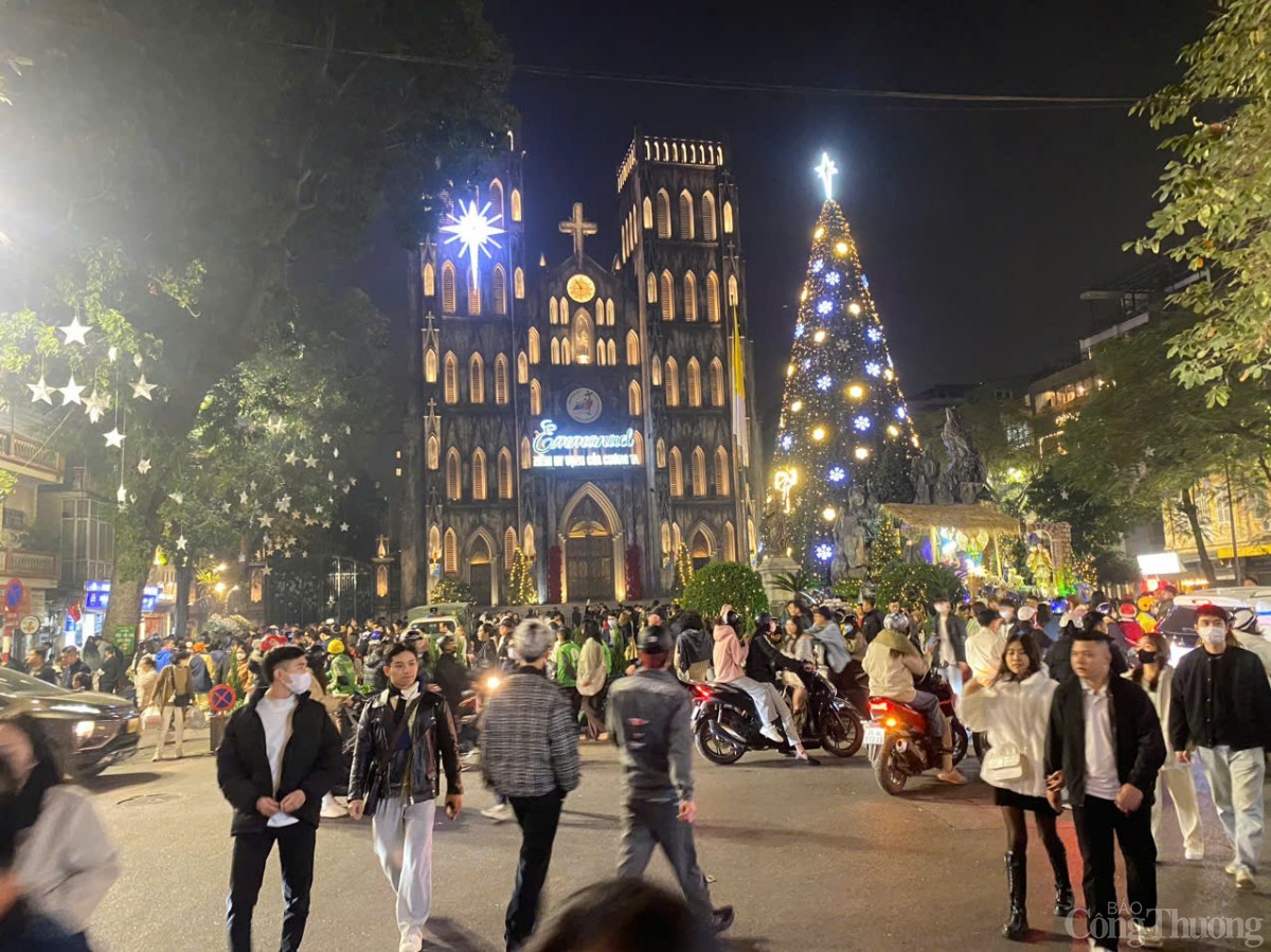 Người dân nêm chặt các điểm bắn pháo hoa đón năm mới