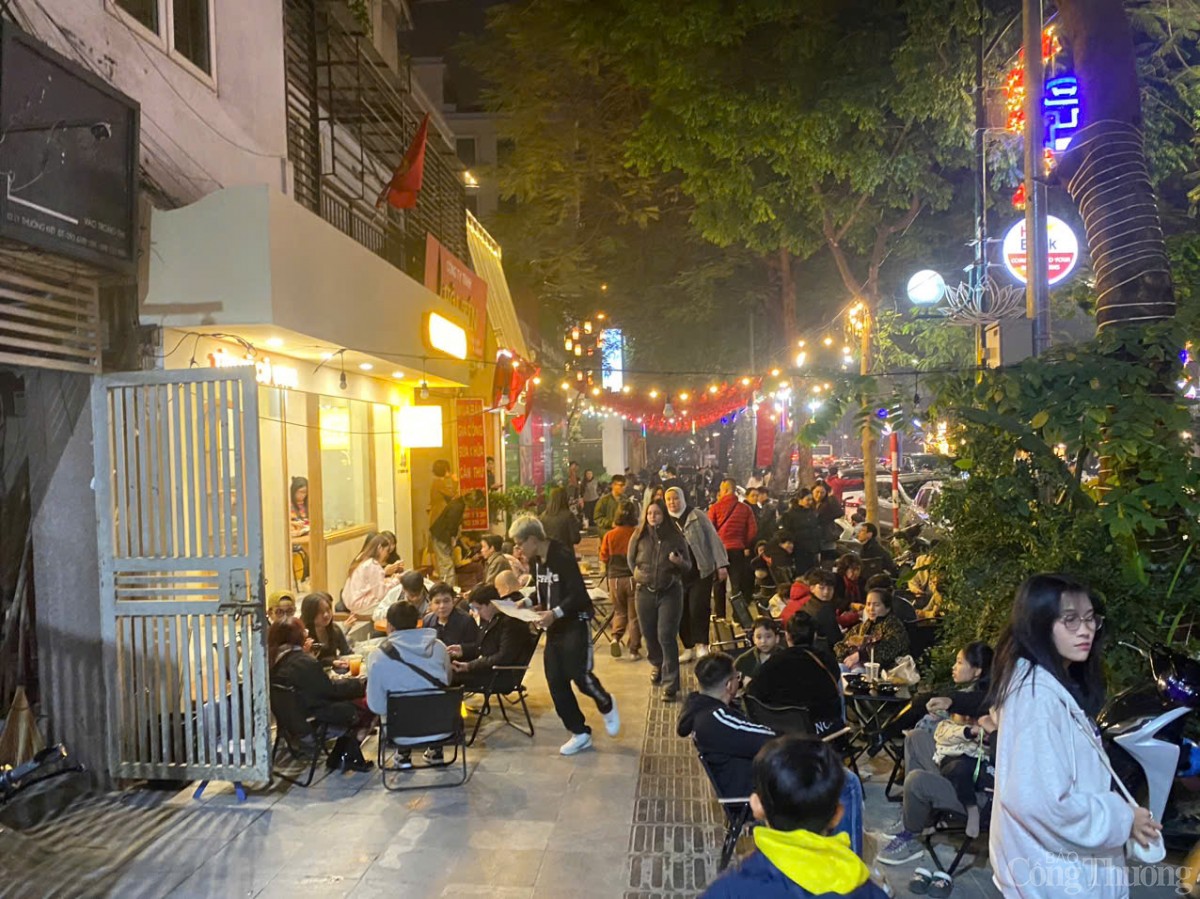 Người dân nêm chặt các điểm bắn pháo hoa đón năm mới