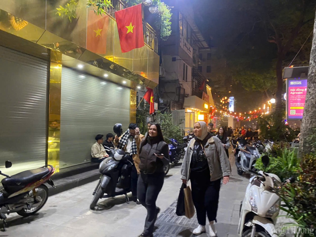 Người dân nêm chặt các điểm bắn pháo hoa đón năm mới