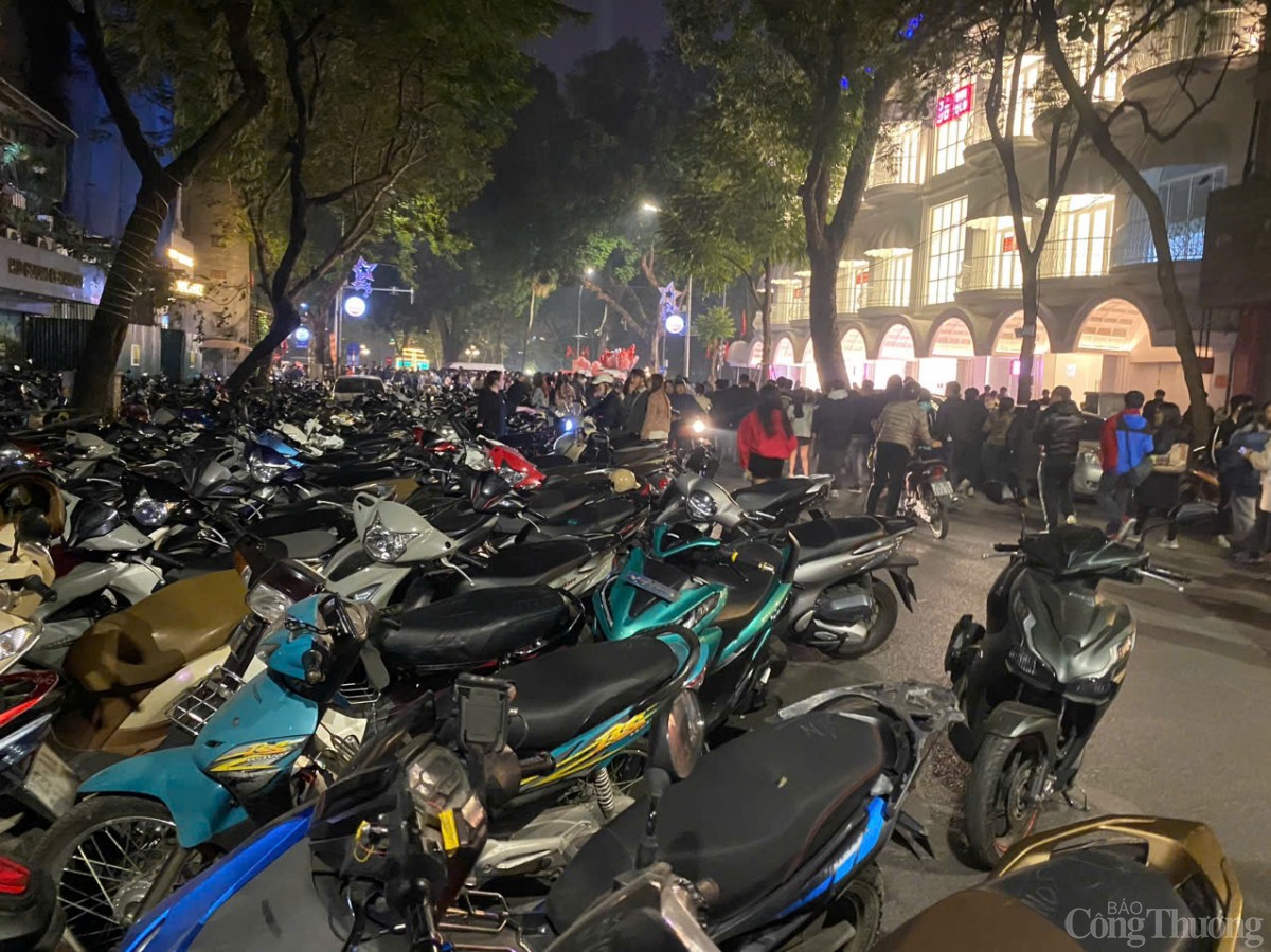 Người dân nêm chặt các điểm bắn pháo hoa đón năm mới