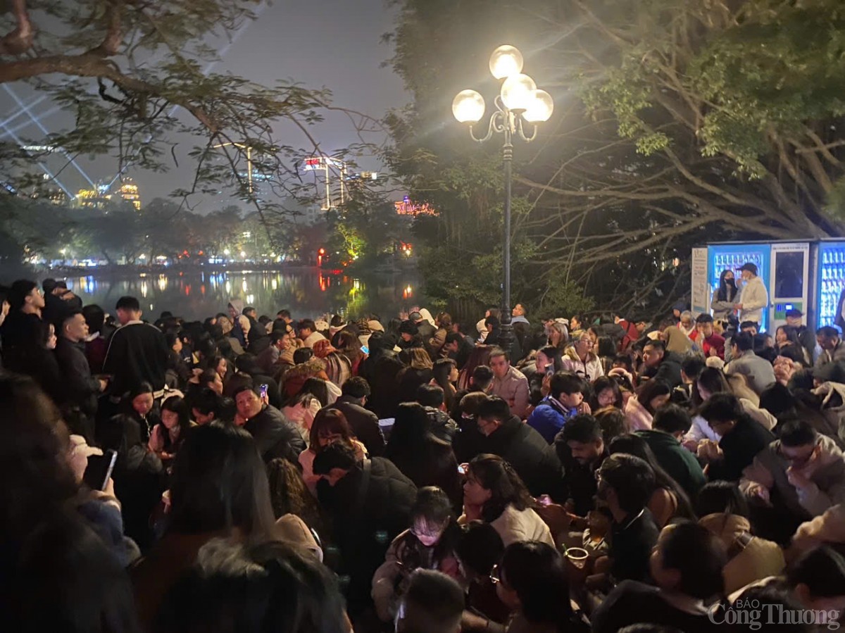 Người dân nêm chặt các điểm bắn pháo hoa đón năm mới