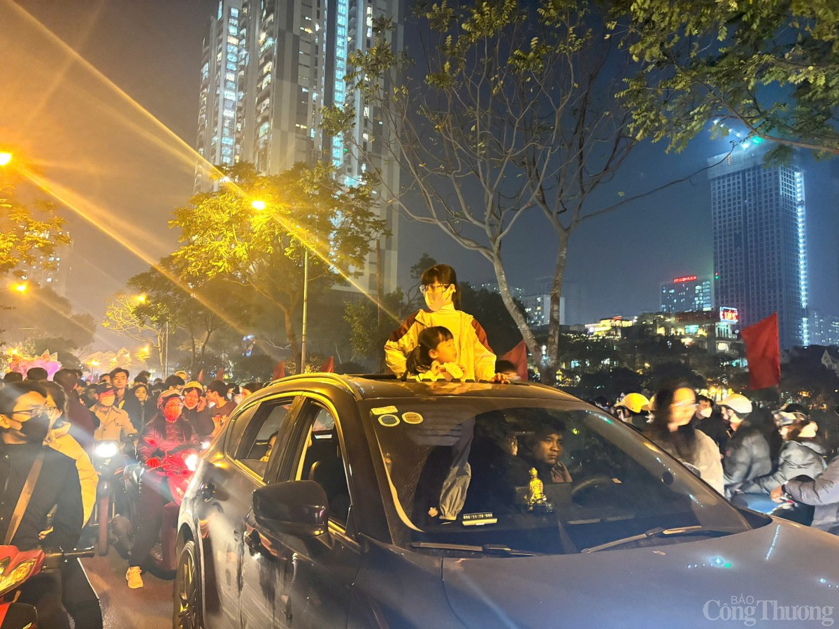 Người dân nêm chặt các điểm bắn pháo hoa đón năm mới