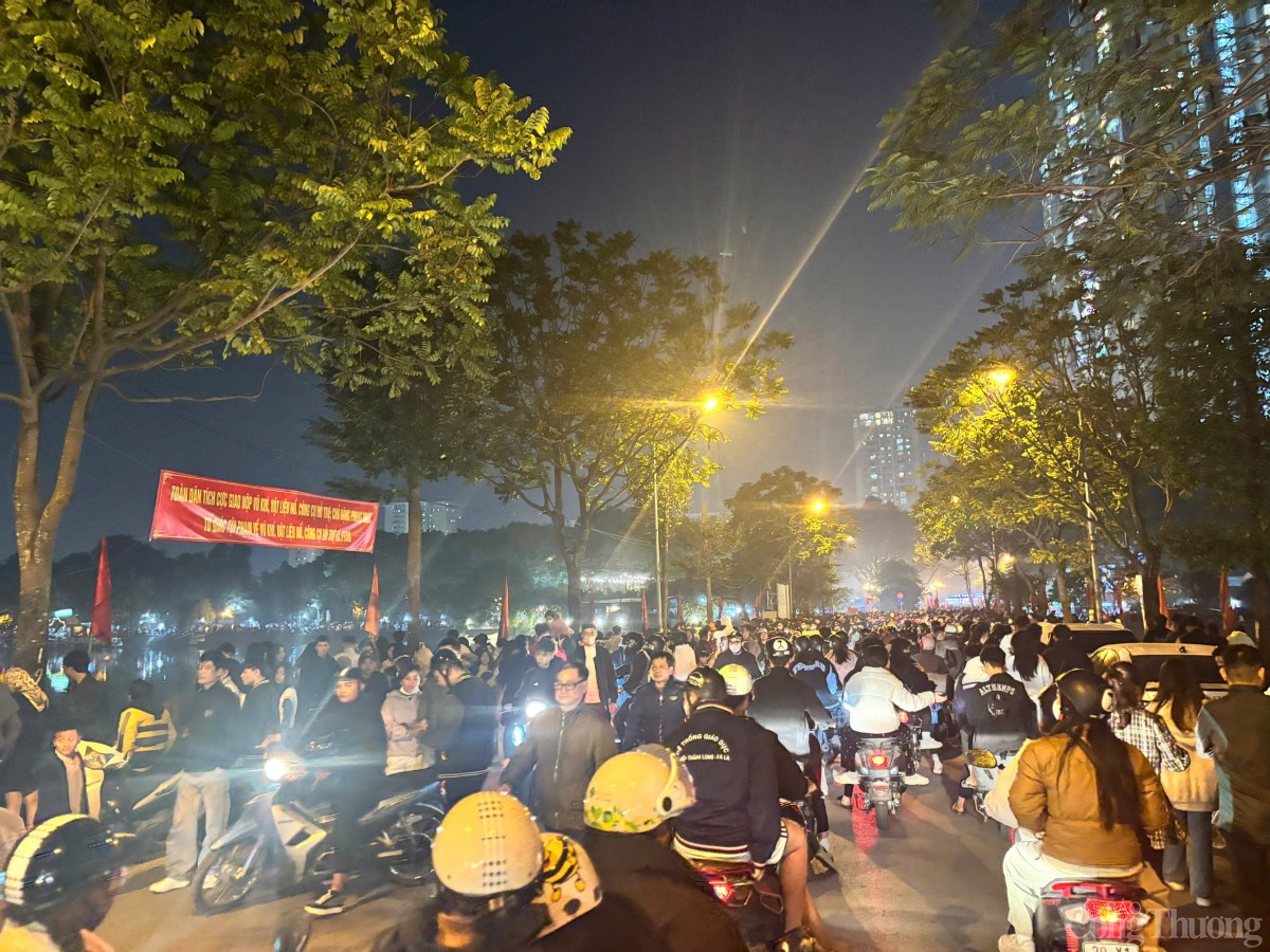 Người dân nêm chặt các điểm bắn pháo hoa đón năm mới