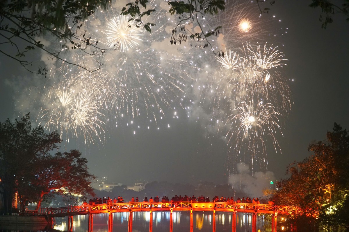 Khoảnh khắc pháo hoa rực rỡ chào đón năm mới 2025