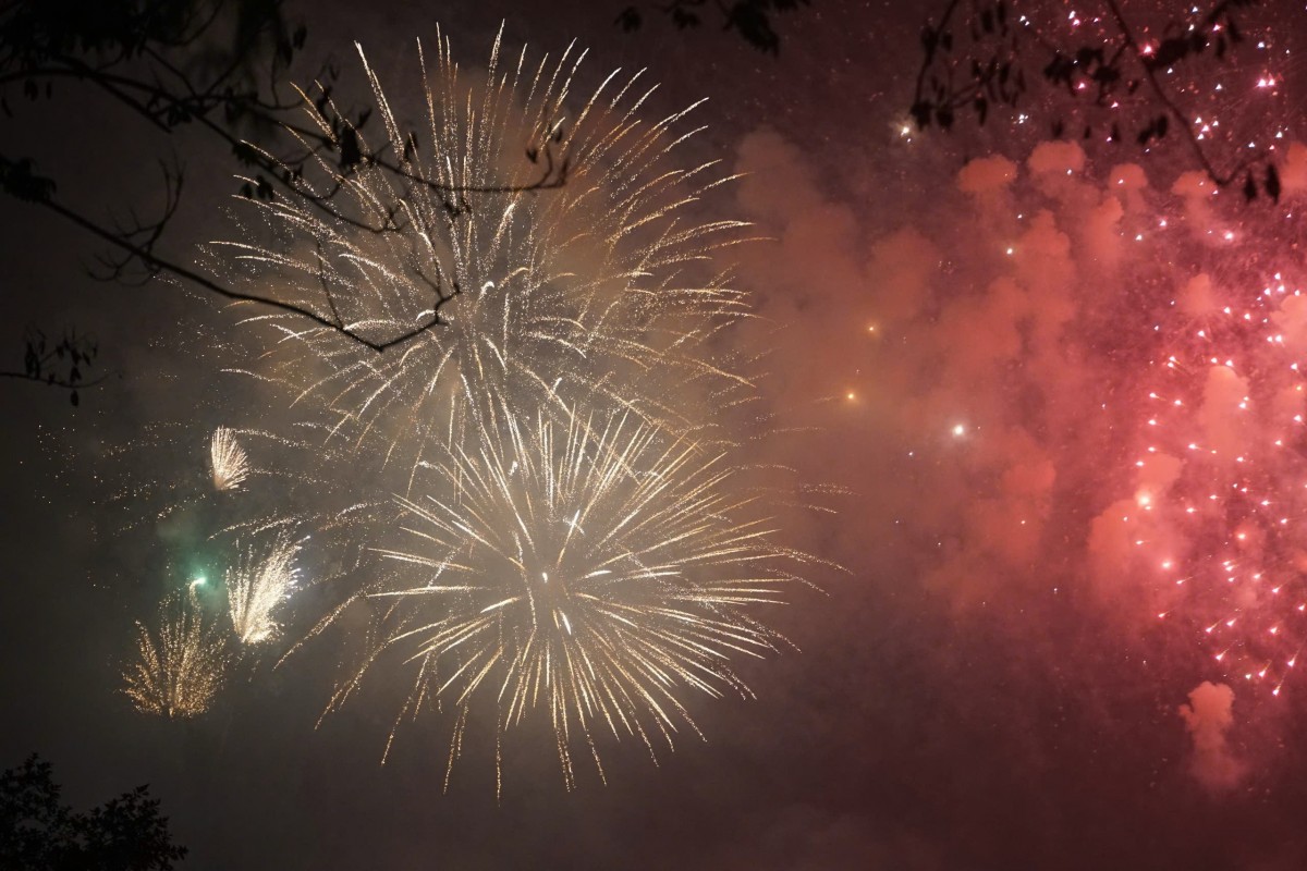 Khoảnh khắc pháo hoa rực rỡ chào đón năm mới 2025