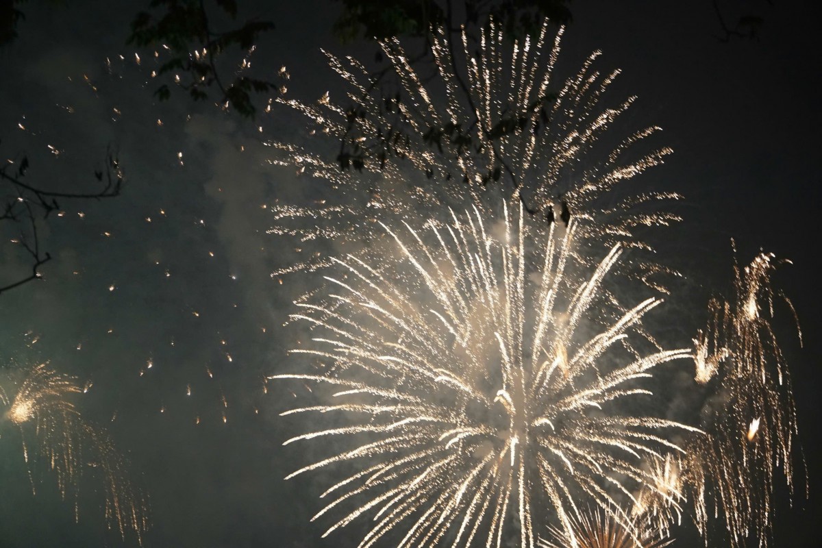 Khoảnh khắc pháo hoa rực rỡ chào đón năm mới 2025