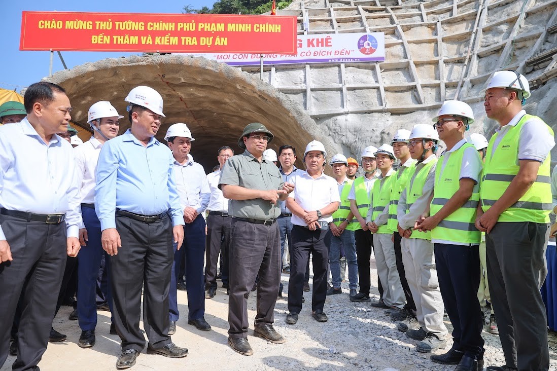 Thủ tướng kiểm tra tại hầm số 2 (Km 71) dự án cao tốc Đồng Đăng - Trà Lĩnh tại Bản Néng, xã Thụy Hùng, huyện Thạch An, tỉnh Cao Bằng, ngày 14/11/2024 - Ảnh: VGP/Nhật Bắc Thủ tướng kiểm tra tại hầm số 2 (Km 71) dự án cao tốc Đồng Đăng - Trà Lĩnh tại Bản Néng, xã Thụy Hùng, huyện Thạch An, tỉnh Cao Bằng, ngày 14/11/2024 - Ảnh: VGP/Nhật Bắc