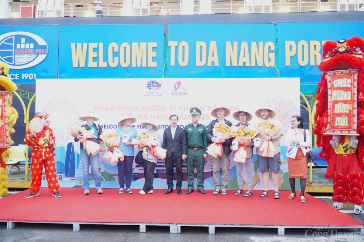 Chào đón gần các du khách quốc tế Chào đón gần các du khách quốc tế