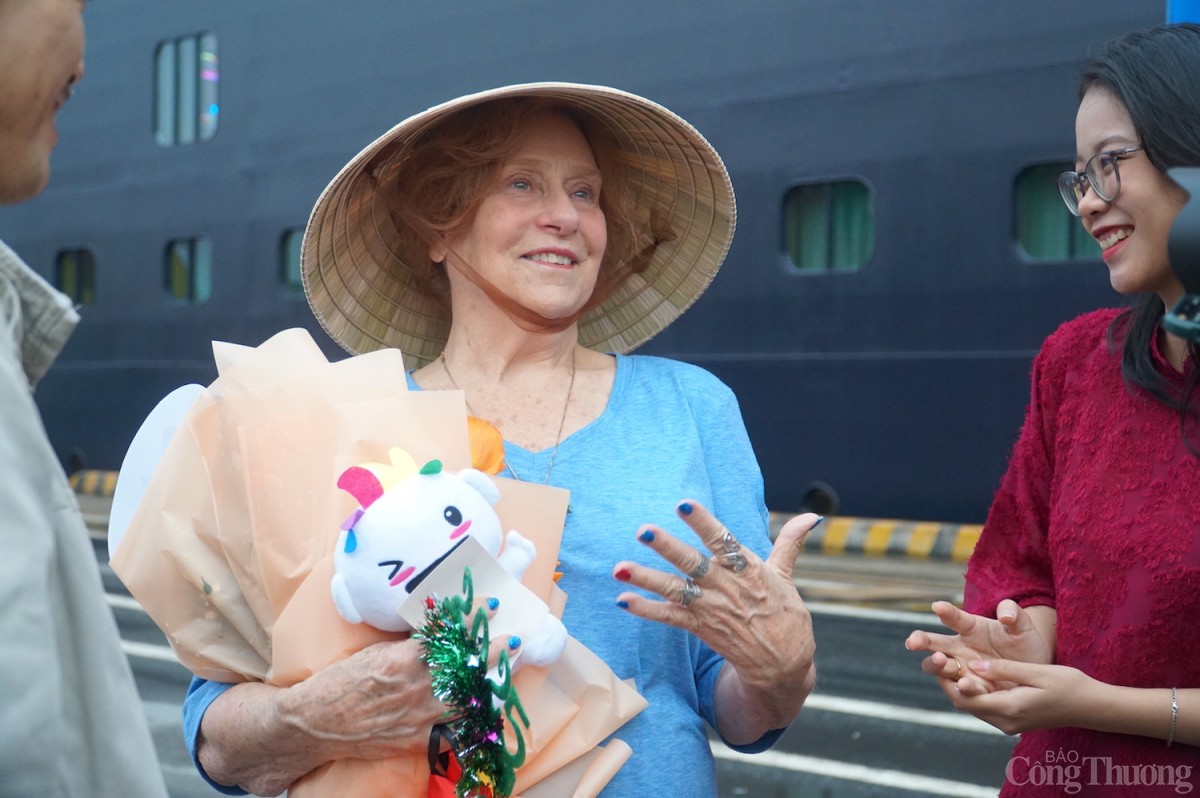 Bà Georgia Lynn (quốc tịch Hoa Kỳ) hào hứng khi đến Đà Nẵng, Việt Nam Bà Georgia Lynn (quốc tịch Hoa Kỳ) hào hứng khi đến Đà Nẵng, Việt Nam