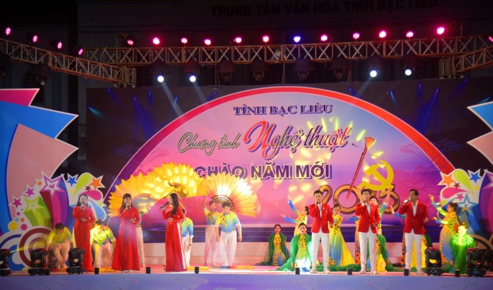 Tiết mục văn nghệ ngợi ca Đảng, mùa xuân.