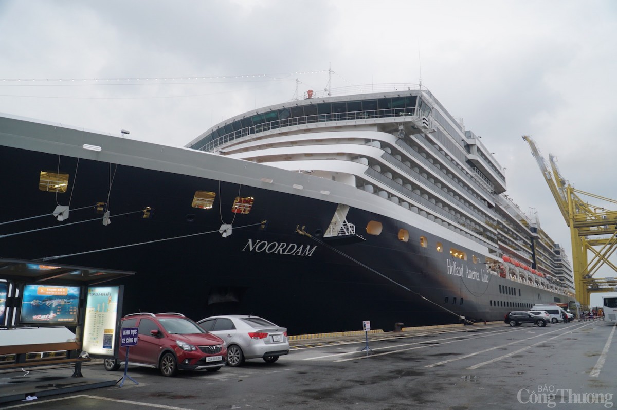 Trước đó, đúng 6h45 sáng 1/1, tại cảng Tiên Sa, TP. Đà Nẵng hân hoan chào đón gần 2.000 du khách quốc tịch Âu, Mỹ trên du thuyền Noordam đến với thành phố, “mở hàng” cho du lịch đường biển năm 2025.