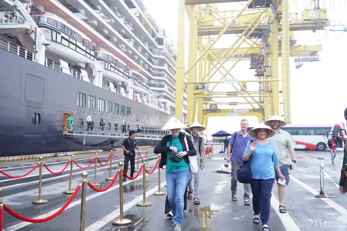 Các du khách trên du thuyền sẽ tham quan những điểm đến nổi tiếng của TP. Đà Nẵng như Ngũ Hành Sơn, chùa Linh Ứng Sơn Trà, Bảo tàng Điêu khắc Chăm, biển Mỹ Khê và khám phá thành phố bằng xích lô.