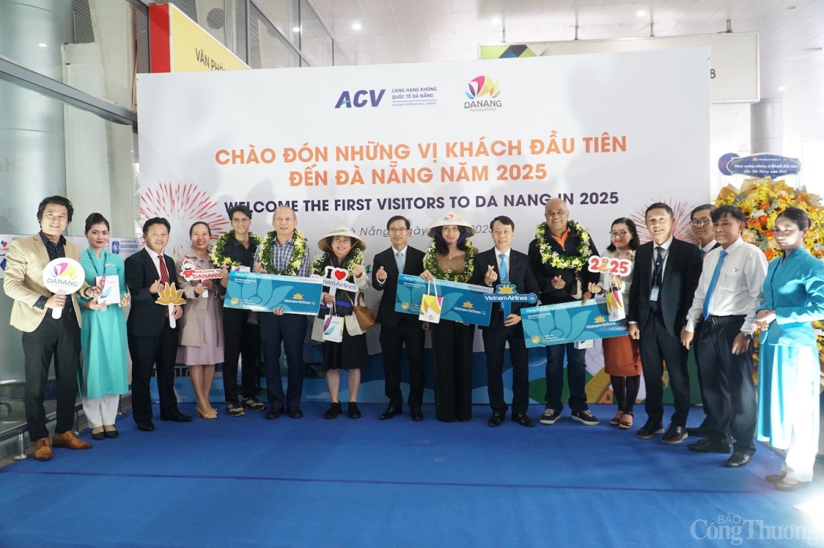 Đặc biệt, tại ga quốc nội, ba hành khách may mắn trên chuyến bay VN110 của Vietnam Airlines từ TP. Hồ Chí Minh hạ cánh lúc 08h20 đã nhận được những phần quà ý nghĩa.