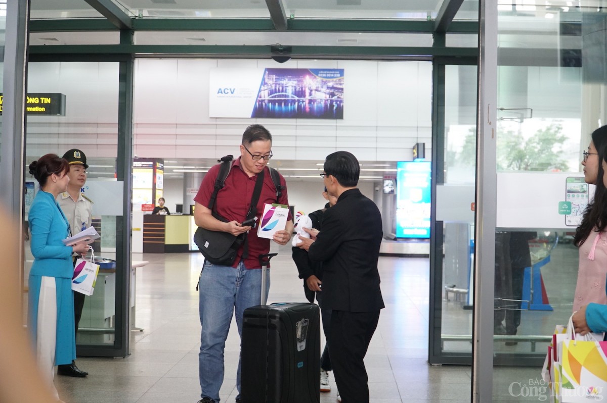 Lãnh đạo Sở Du lịch Đà Nẵng Tặng thiệp chúc mừng năm mới cùng các voucher các điểm đến du lịch tại thành phố.