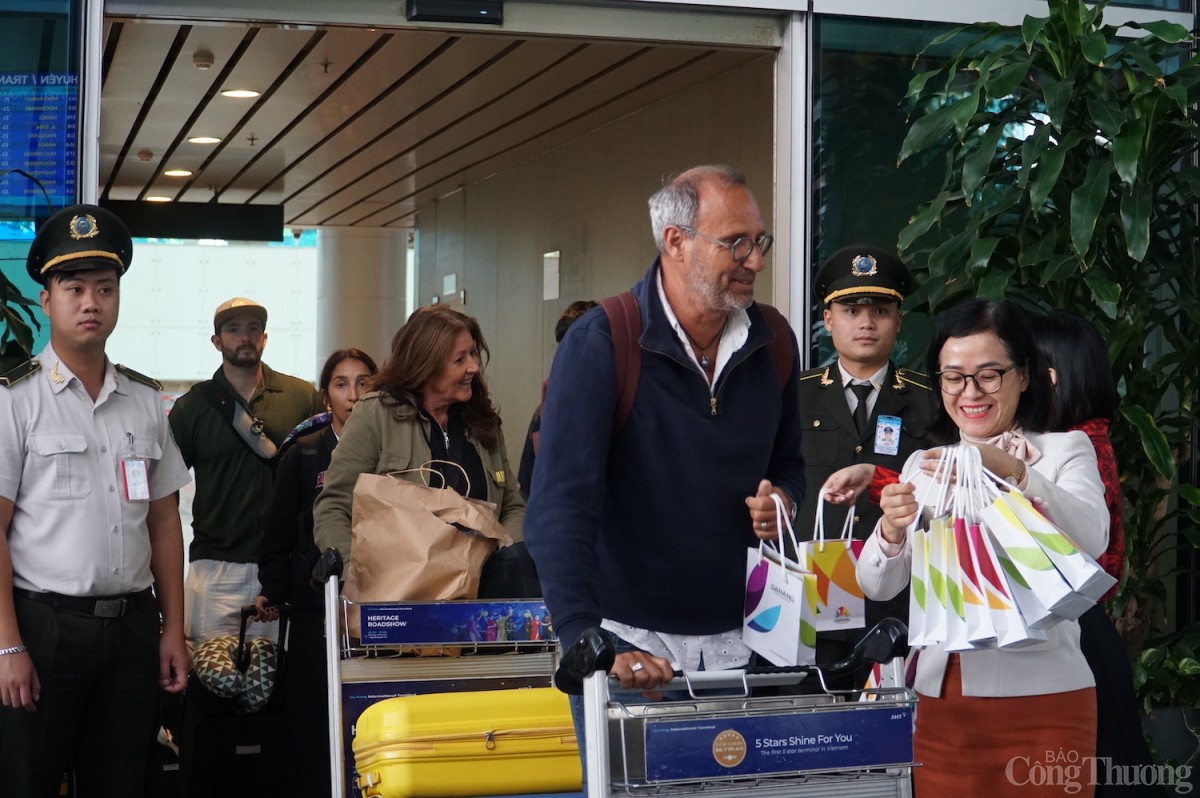 Được biết, với sự chung tay của các doanh nghiệp, Sở Du lịch đã chuẩn bị gần 1.000 voucher trải nghiệm dịch vụ dành tặng những du khách đầu tiên đến Đà Nẵng.