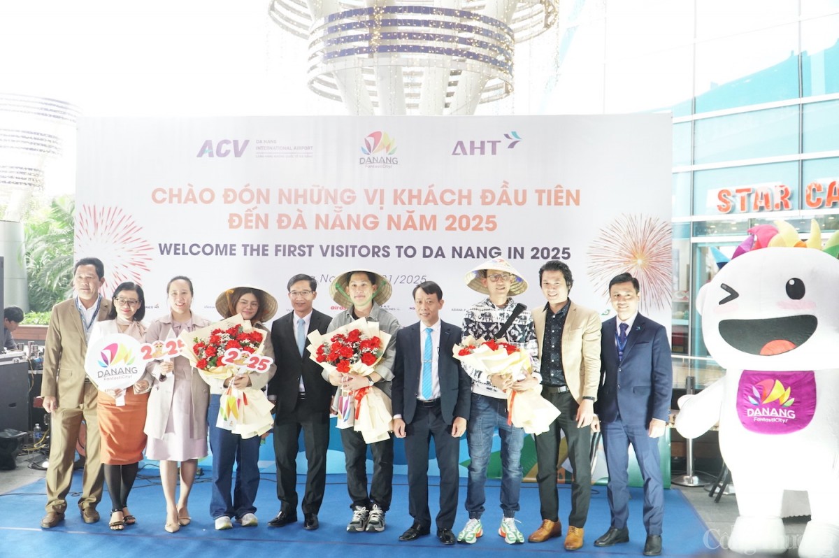 Đón các du khách từ Thái Lan, Hàn Quốc, Đài Loan và Hồng Kông (Trung Quốc) đến Đà Nẵng tại ga quốc tế.