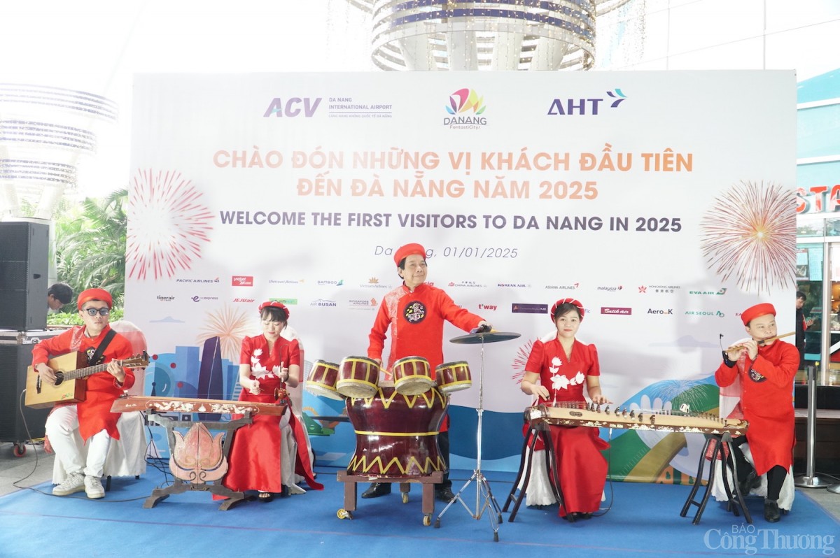 Biểu diễn nhạc cụ dân tộc chào đón các du khách đến với thành phố.