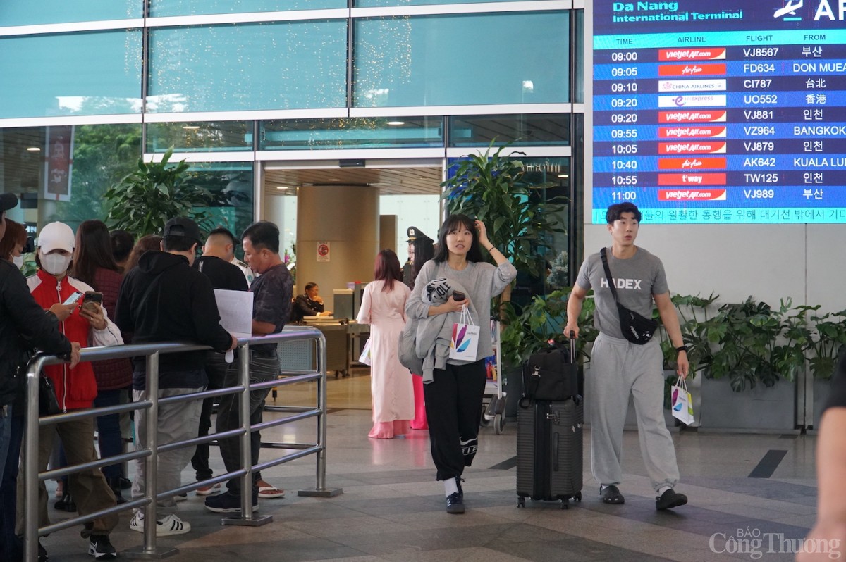 Được biết, trong ngày đầu tiên của năm 2025, Cảng hàng không quốc tế Đà Nẵng đón 125 chuyến bay đến Đà Nẵng, trong đó số chuyến bay quốc tế đạt 57 chuyến. Tính riêng dịp nghỉ lễ Tết Dương lịch 2025, từ 28/12/2024 đến ngày 01/01/2025, Sân bay Quốc tế Đà Nẵng chào đón hơn 600 chuyến bay đến Đà Nẵng, tăng 15,6% so với cùng kỳ năm 2024.