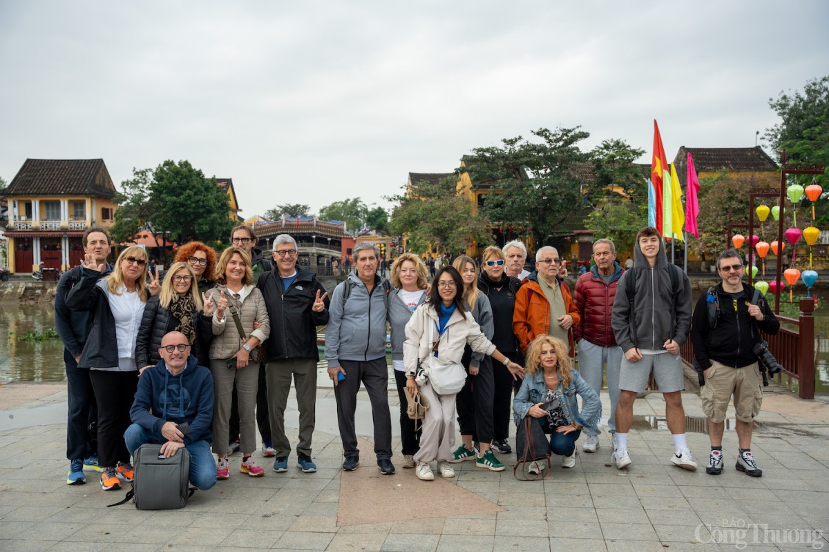 Sáng cùng ngày, tại phố cổ Hội An, TP. Hội An (tỉnh Quảng Nam) tổ chức đón đoàn khách đầu tiên tham quan Đô thị cổ Hội An trong năm 2025.