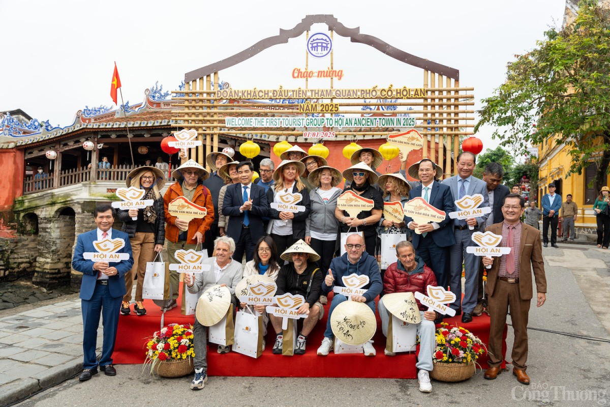 Đoàn khách du lịch quốc tế đến từ Ý được chào đón nồng nhiệt. Sau chương trình chào đón, đoàn khách sẽ được tham quan khu phố cổ Hội An với nhiều công trình kiến trúc cổ được bảo tồn theo thời gian và trải nghiệm các hoạt động văn hóa- nghệ thuật, trình diễn nghề thủ công truyền thống đặc trưng tại địa phương.