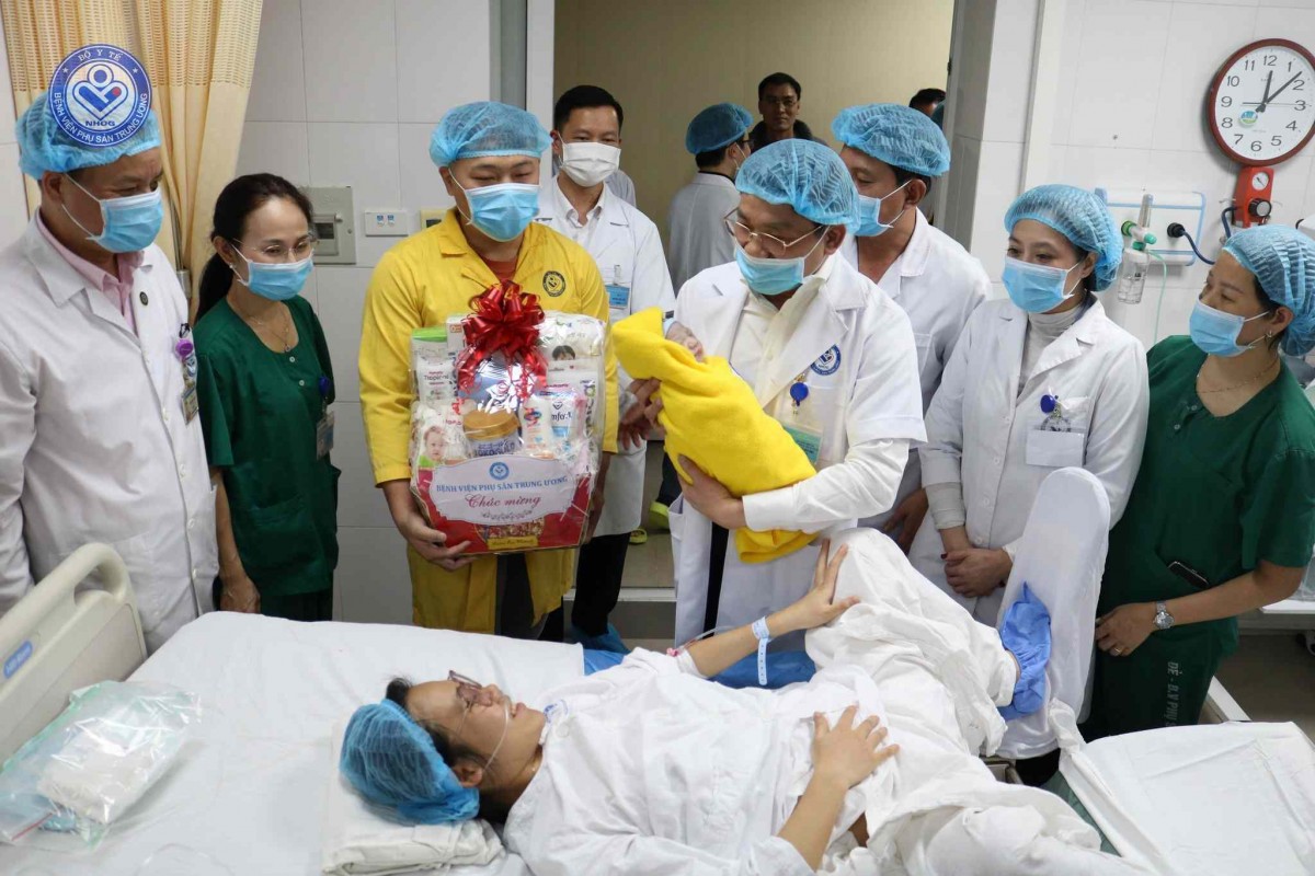 GS.TS Nguyễn Duy Án thăm hỏi động viên, tặng quà cho em bé Tuệ Minh. Ảnh: Bệnh viện cung cấp GS.TS Nguyễn Duy Án thăm hỏi động viên, tặng quà cho em bé Tuệ Minh. Ảnh: Bệnh viện cung cấp