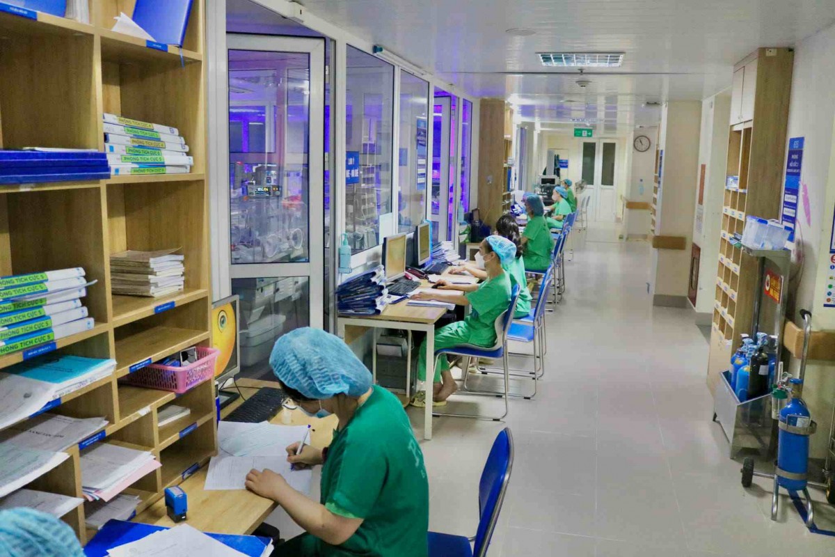 Các bác sĩ Trung tâm chăm sóc và điều trị sơ sinh (Bệnh viện Phụ sản Trung ương) làm nhiệm vụ vào thời khắc chuyển giao năm cũ và năm mới. Ảnh: Bệnh viện cung cấp Các bác sĩ Trung tâm chăm sóc và điều trị sơ sinh (Bệnh viện Phụ sản Trung ương) làm nhiệm vụ vào thời khắc chuyển giao năm cũ và năm mới. Ảnh: Bệnh viện cung cấp