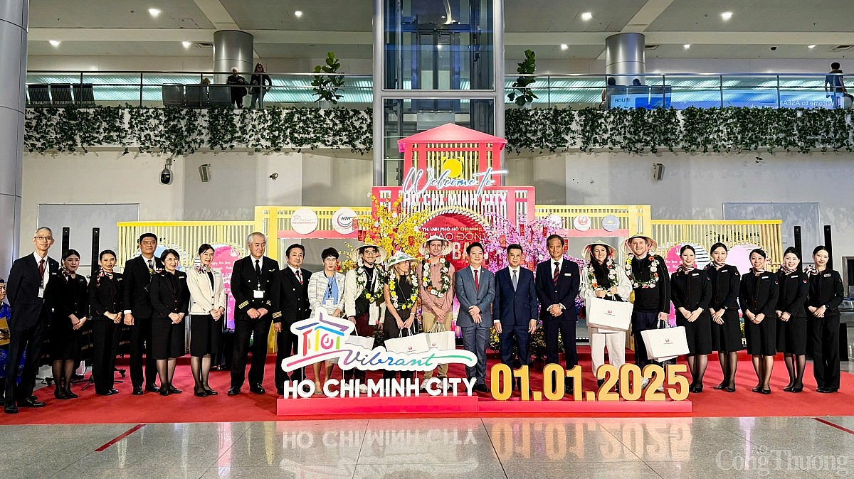 TP. Hồ Chí Minh đón khách du lịch quốc tế đầu tiên