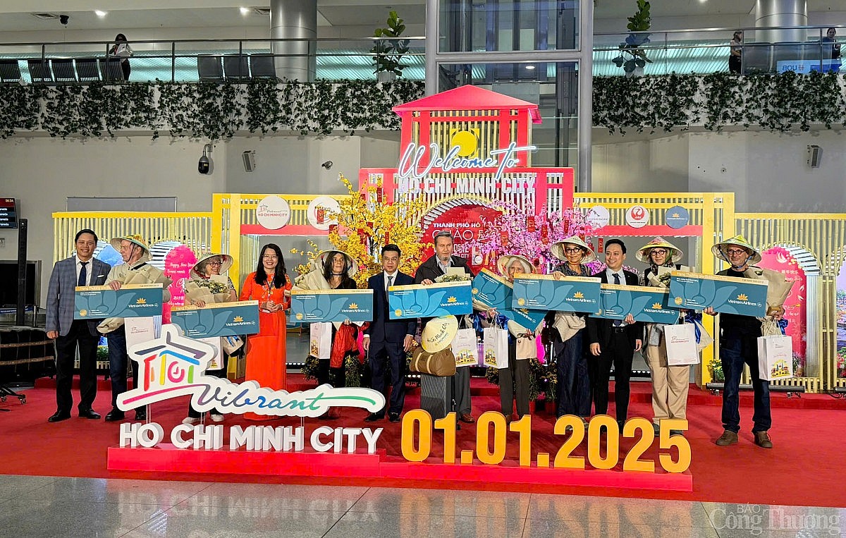 TP. Hồ Chí Minh đón khách du lịch quốc tế đầu tiên