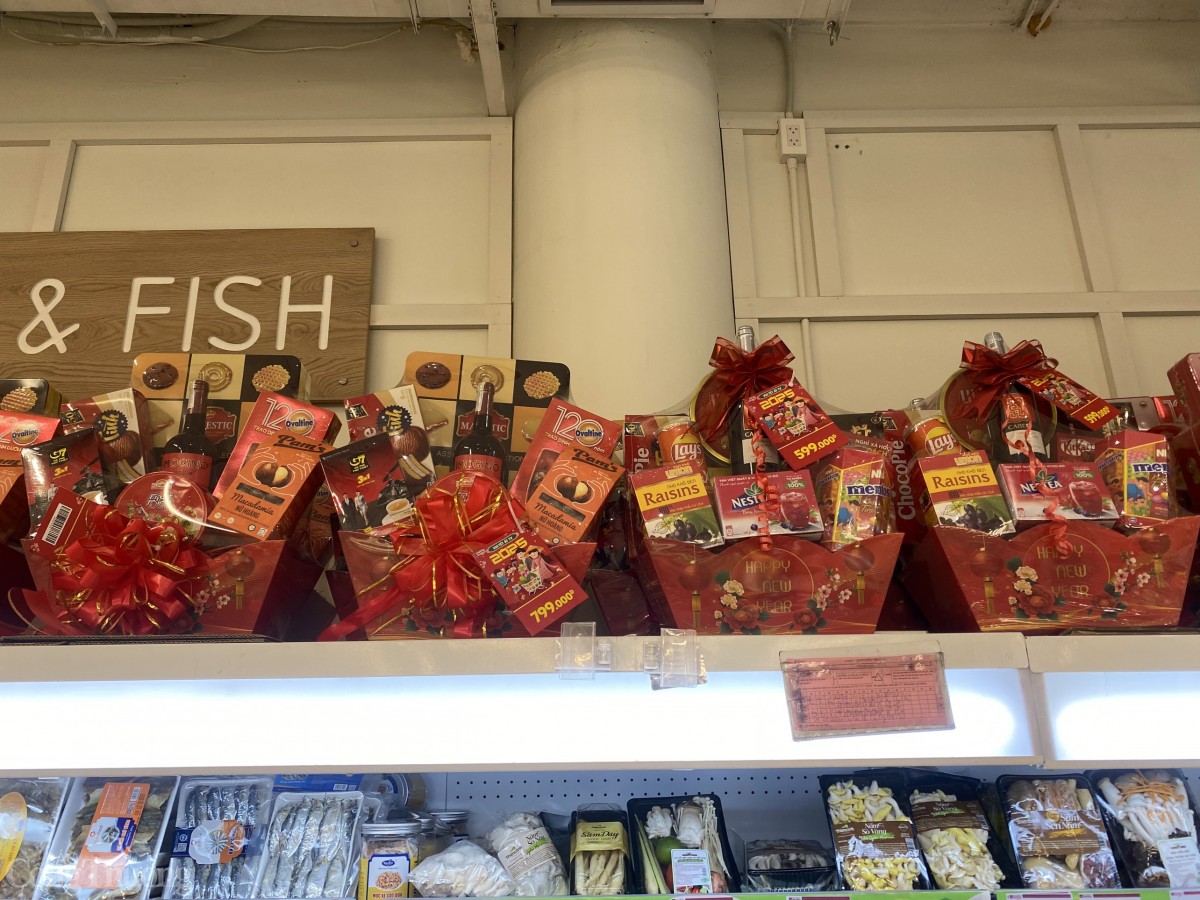 Người tiêu dùng ưa chuộng các giỏ quà giá phải chăng, thiết thực. Ảnh: Trần Đình