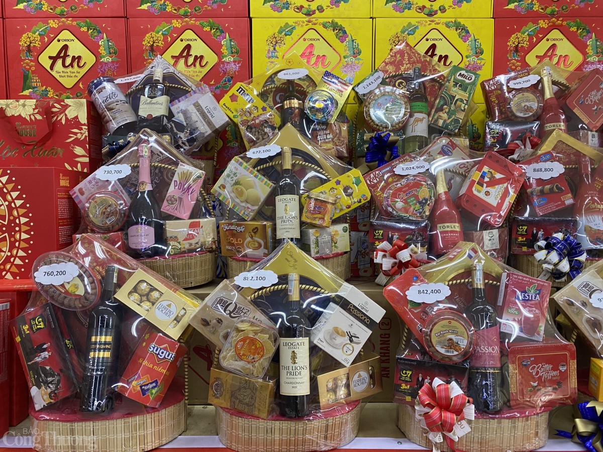 Nhiều sản phẩm Việt có trong các giỏ quà. Ảnh: Trần Đình