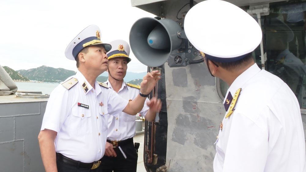 Tư lệnh Vùng 4 Hải quân kiểm tra, thăm, động viên chúc mừng đầu xuân 2025 tàu 26  