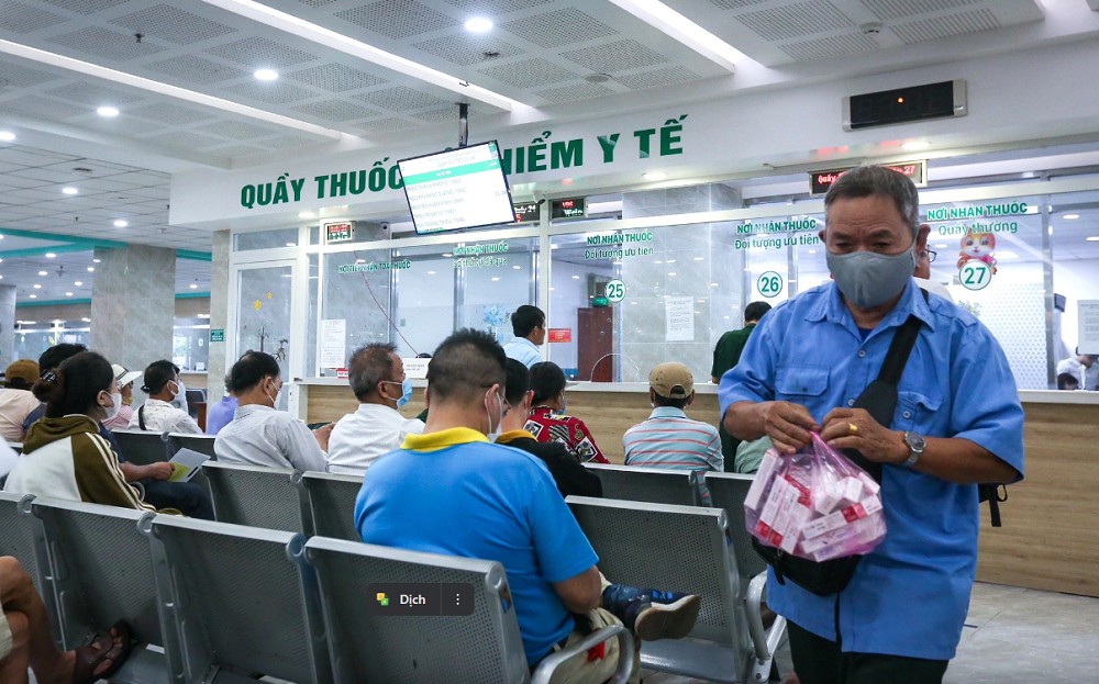 Người dân nhận thuốc bảo hiểm y tế tại Bệnh viện Quân y 175, TP.HCM - Ảnh: Nhật Thịnh