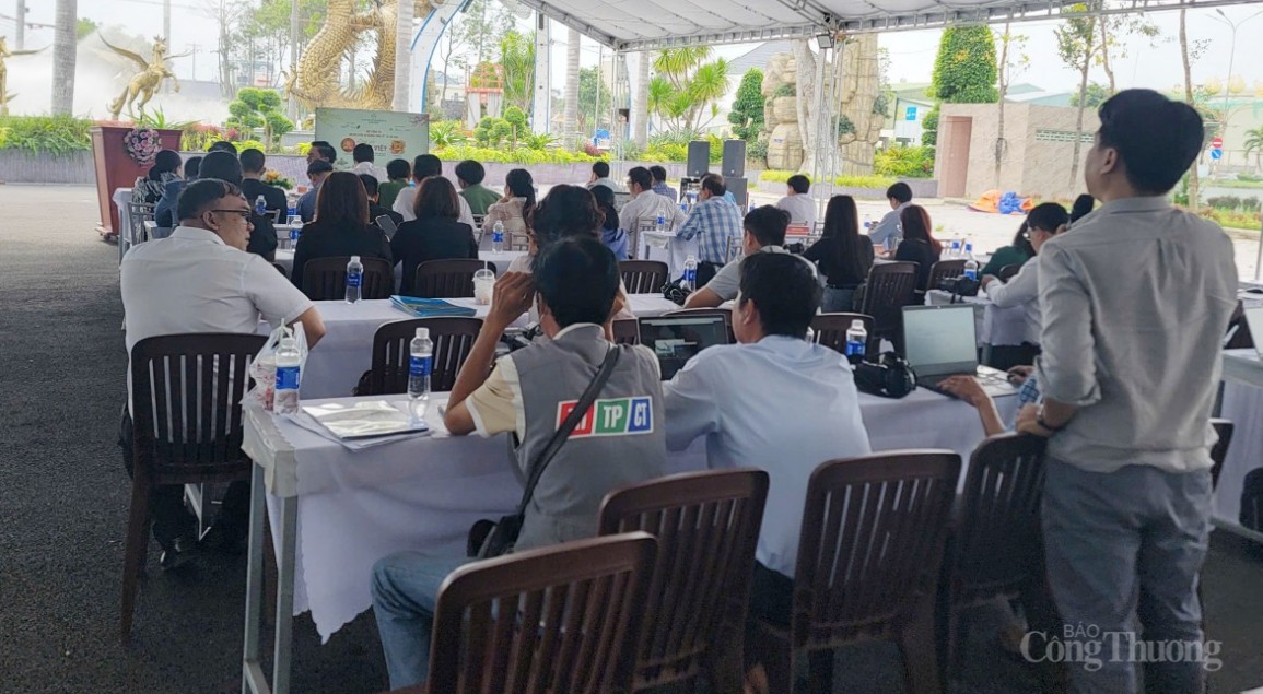 Quang cảnh buổi họp báo. Quang cảnh buổi họp báo.